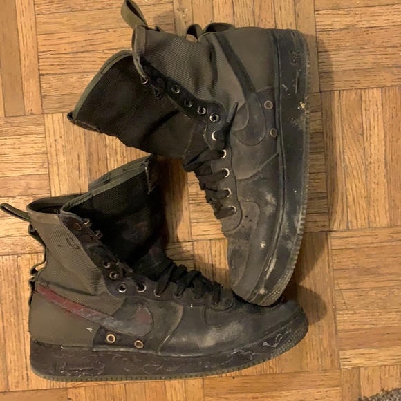 Nikes 8.5 - Picture 3 of 5